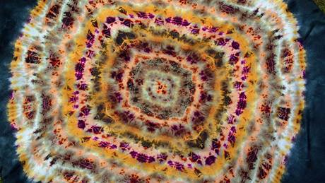 Mandala vytvo�ená na hedvábí z �erven� vinné, oran�ové, tmav� a sv�tle hn�dé a bé�ové. 