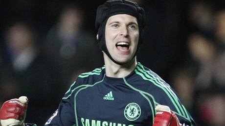Petr Čech z Chelsea se raduje po vítězství v anglické Premier League nad Boltonem.