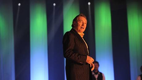Karel Gott p�ijede do ��áru nad Sázavou místo prvního zá�í a� v listopadu