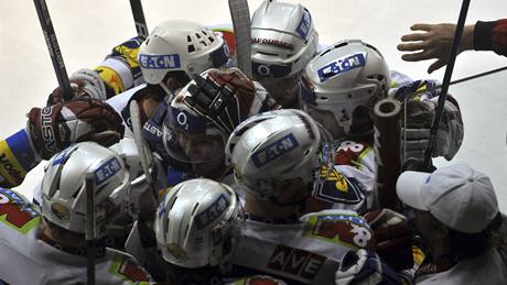 BÍLÁ VLNA RADOSTI. Pardubití hokejisté se objímají po gólu ve finále extraligy.