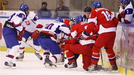 Sloven�tí hokejisté do 18 let v souboji s �eskem. 