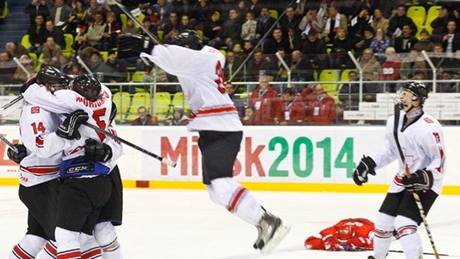 Radost �výcarských hokejist� do 18 let po postupu ze skupiny na sv�tovém �ampionátu v B�lorusku. 