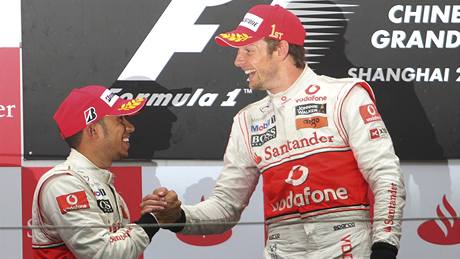 Jenson Button (vpravo) si gratuluje se stájovým kolegou z McLarenu Lewisem Hamiltonem po triumfu ve Velké cen íny.