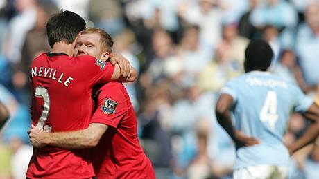 GÓLOVÁ RADOST. Paul Scholes (vpravo) a Gary Neville z Manchesteru United se radují z vítzného gólu.