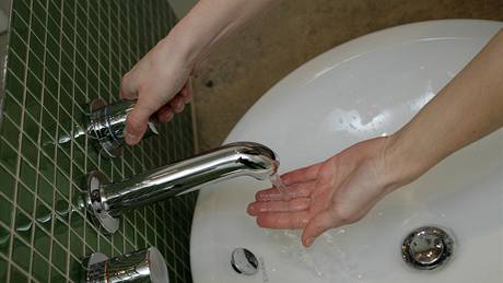 Jak si správně umýt ruce - Krok 1 - Opláchněte si ruce vodou