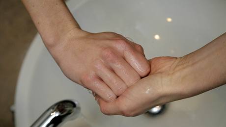 Jak si správně umýt ruce - Krok 6 - Hřbety prstů o druhou dlaň se zahnutými prsty