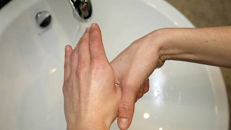 Jak si správně umýt ruce - Krok 7 - Rotační tření levého palce zavřenou pravou dlaní a obráceně