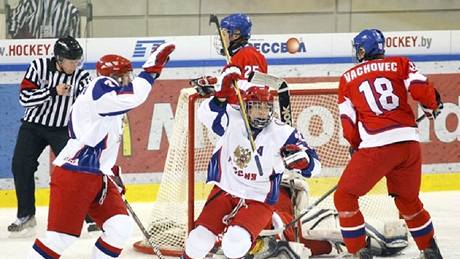 Ruští hokejisté se radují z jednoho ze čtyř gólů v duelu s Českem.