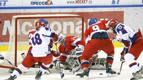 Ru�tí hokejisté v závaru p�ed �eskou brankou