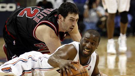 Raymond Felton z Charlotte (v bílém) a Kirk Hinrich z Chicaga.