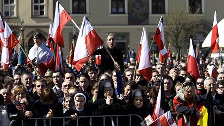 Tisíce Polák a dalích návtvník Krakova vykávají ped Mariánskou bazilikou, do které se na smutení mi sjídí delegace z celého svta (18. dubna 2010)