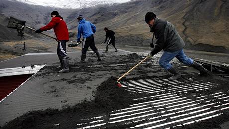 Islanané odklízejí ze stechy nánosy sopeného prachu