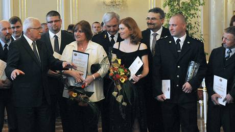 Prezident Václav Klaus ud�loval na Pra�ském hrad� ocen�ní Zlatý záchraná�ský k�í�