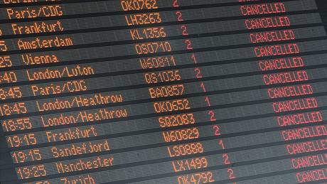 Kvli oblaku sopeného popela byly zrueny stovky let a cestující uvízli na letiti v praské Ruzyni