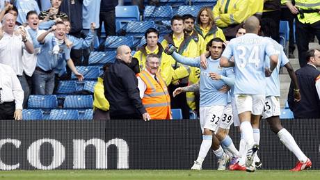 Radost hrá�� Manchesteru City z trefy Carlose Teveze (vlevo)