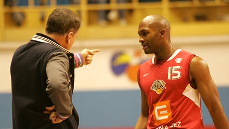 Nymburský kou� Muli Katzurin udílí pokyny Arthuru Lee