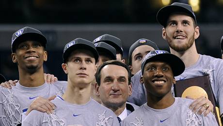 Hrái Duke slavi titul z NCAA, uprosted jejich kou Mike Krzyzewski, vpravo nahoe Brian Zoubek