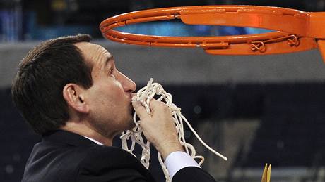 Kou Mike Krzyzewski z univerzity Duke se síkou coby trofejí pro vítze NCAA