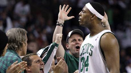Paul Pierce z Bostonu Celtics slaví výhru nad Miami Heat