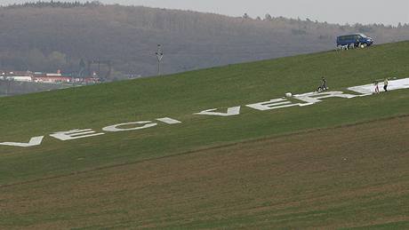 U dálnice D1 na 177 kilometru vzniklo nejvtí logo strany Vci veejné.