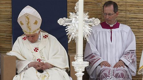 Pape bhem me na Malt na nkolik vtein usnul.