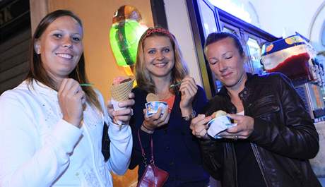 Lucie Hradeck, Lucie afov a Kvta Peschkeov na prochzce v m ped Fed Cupem 