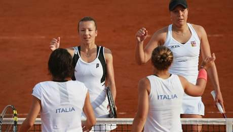 DOBOJOVÁNO. Kvta Peschkeová a Lucie Hradecká (elem) gratulují Italkám k pátému bodu semifinále Fed Cupu