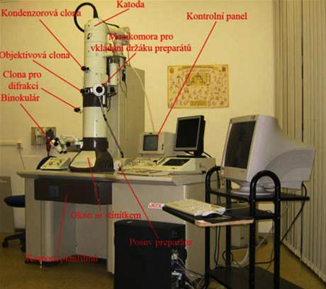 Jeden z elektronovch mikroskop v eskch Budjovicch 