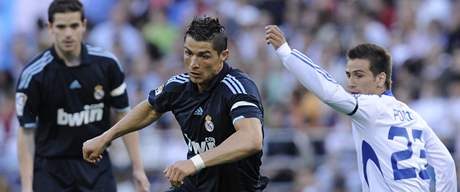Cristiano Ronaldo z Realu Madrid ukazuje zda brncmu Ponziovi ze Zaragozy.