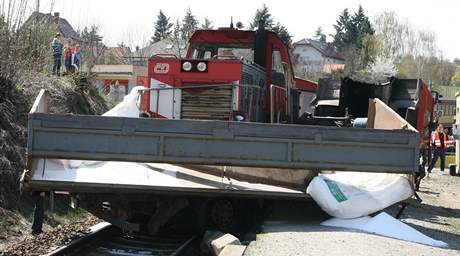 Nehoda na elezniním pejezdu v Poíí nad Sázavou. (22. dubna 2010)