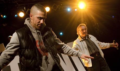 Raper Bushido s Karlem Gottem ped svým praským vystoupením (21. dubna 2010)