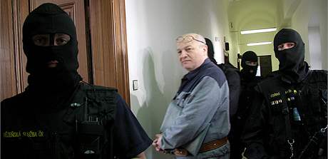 Odsouzený sériový vrah Ivan Roubal u soudu v Praze. (29. dubna 2010)  Roubal...