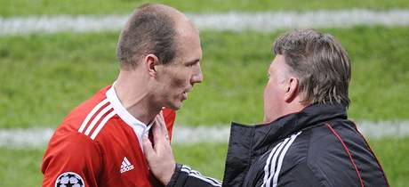 Arjen Robben z Bayernu Mnichov byl hodn natvaný, kdy ho kou Louis van Gaal (vpravo) pt minut ped koncem semifinále Ligy mistr proti Lyonu vystídal.