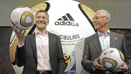 Generální editel Adidasu Herbert Hainer (vlevo) a fotbalová legenda Franz Beckenbauer prezentují zlatou variantu míe Jabulani urenou pro finálový zápas fotbalového mistrovství svta 2010.
