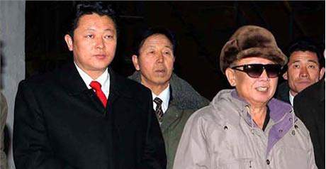 Kim ong-il (vpravo) se svým pravdpodobným nástupcem Kim ong-wuem pi prohlídce elezáren