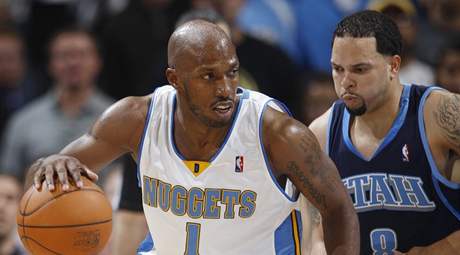 Chauncey Billups z Denveru Nuggets se pokou proniknout pes Derona Williamse