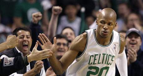 Ray Allen z Bostonu Celtics slav s divky spnou stelu za ti body do koe Miami Heat