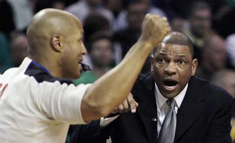 Doc Rivers, kou Bostonu Celtics, se hd s rozhodm Markem Davisem