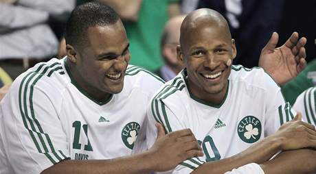 Kendrick Perkins (vlevo) a Ray Allen z Bostonu Celtics se t ze snadn vhry nad Miami