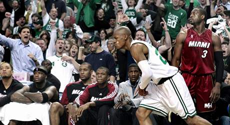 Ray Allen z Bostonu Celtics slav s divky spnou stelu za ti body do koe Miami Heat
