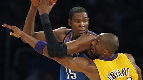 Kevin Durant (vlevo) z Oklahomy City Thunder to pes Kobeho Bryanta z LA Lakers