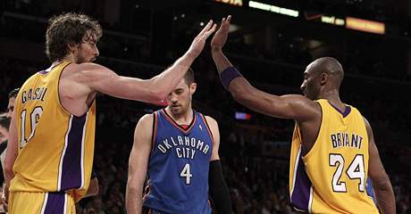 Kobe Bryant a Pau Gasol z LA Lakers se raduj z vhry nad Oklahomou City Thunder pmo ped oima zklmanho Nicka Collisona