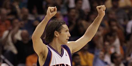 Steve Nash z Phoenixu Suns slav vhru nad Portlandem