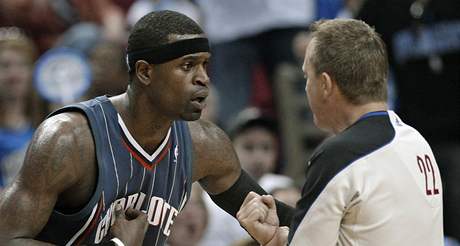 Stephen Jackson z Charlotte Bobcats debatuje s rozhodm Billem Spoonerem