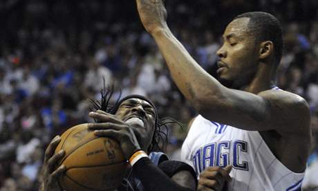 Gerald Wallace (vlevo) z Charlotte Bobcats to pes Rasharda Lewise z Orlanda Magic