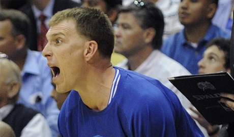 Jason Williams z Orlanda Magic oslavuje na lavice vhru svho tmu nad Charlotte Bobcats