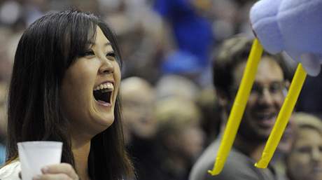 Golfistka Michelle Wie se smje na maskota Orlanda Magic bhem duelu s Charlotte Bobcats