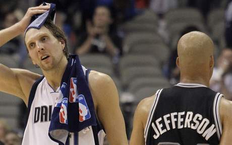 Dirk Nowitzki (vlevo) z Dallasu Mavericks smutn. A naopak: Richard Jefferson ze San Antonia Spurs se me radovat