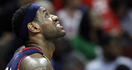 LeBron James z Clevelandu Cavaliers sleduje vvoj skre duelu s Chicagem Bulls. A optimisticky se pi tom netv.