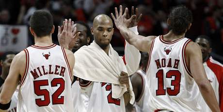 Brad Miller, Taj Gibson a Joakim Noah (zleva) z Chicago Bulls slav vhru nad Clevelandem Cavaliers